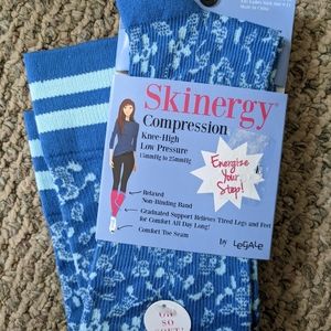New Women's Skinergy graduated compression socks blue